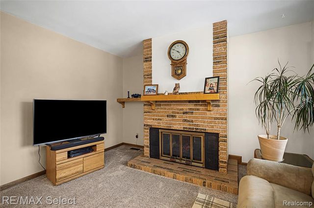 2492 W Maple Avenue, Flint, MI 48507