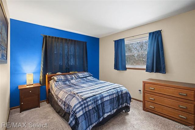 2492 W Maple Avenue, Flint, MI 48507