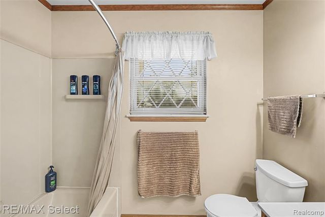 2492 W Maple Avenue, Flint, MI 48507