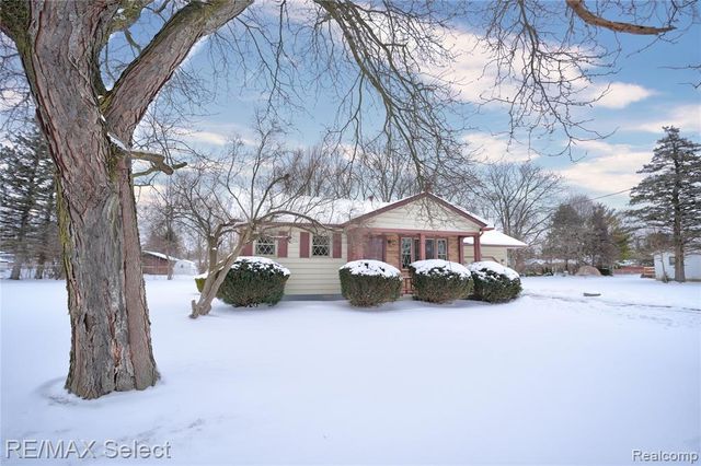 2492 W Maple Avenue, Flint, MI 48507