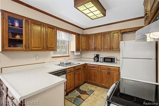 2492 W Maple Avenue, Flint, MI 48507