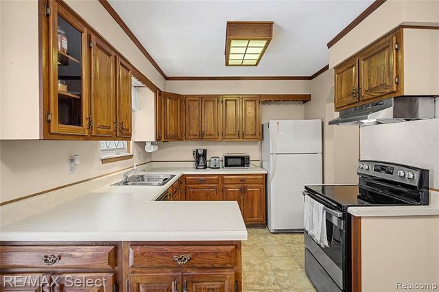 2492 W Maple Avenue, Flint, MI 48507