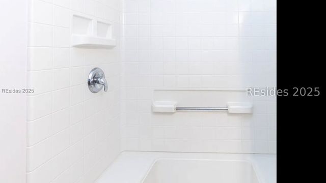 40 Folly Field Rd Apt B109, Hilton Head Island, SC 29928