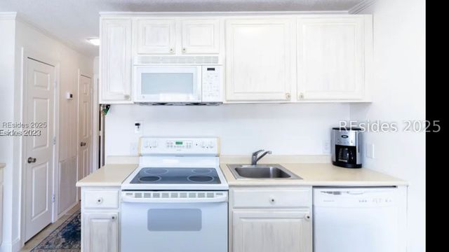 40 Folly Field Rd Apt B109, Hilton Head Island, SC 29928