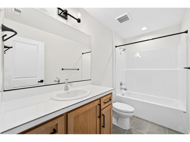 508 W 19TH St, La Center, WA 98629