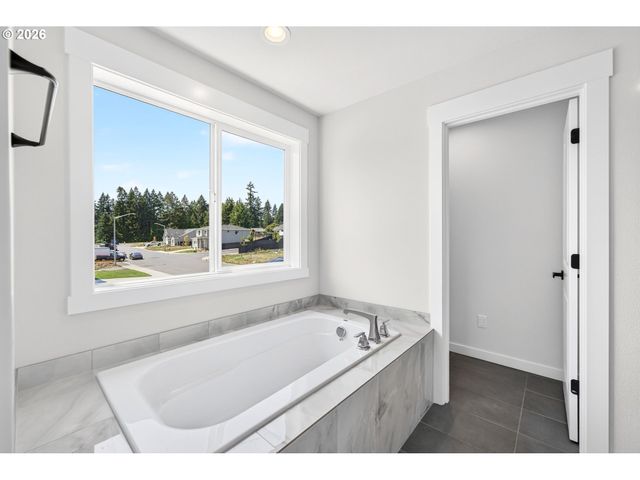 508 W 19TH St, La Center, WA 98629