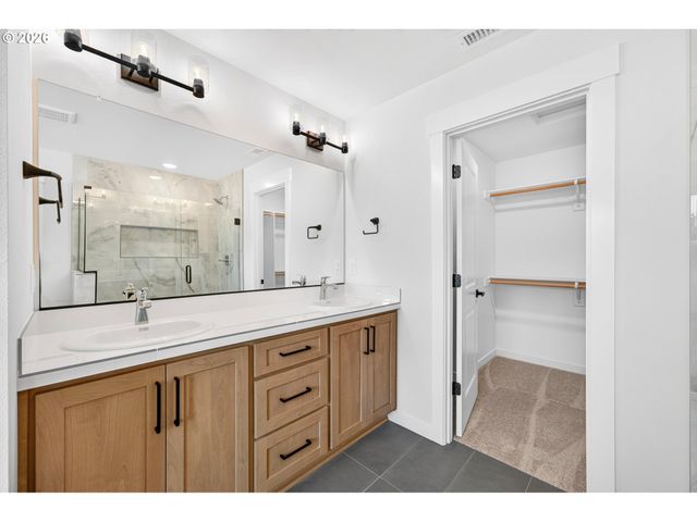 508 W 19TH St, La Center, WA 98629