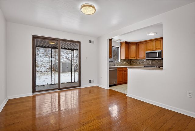 216 Manor Dr, Pleasant Hills, PA 15236