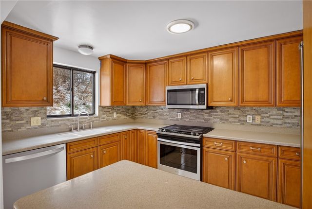 216 Manor Dr, Pleasant Hills, PA 15236