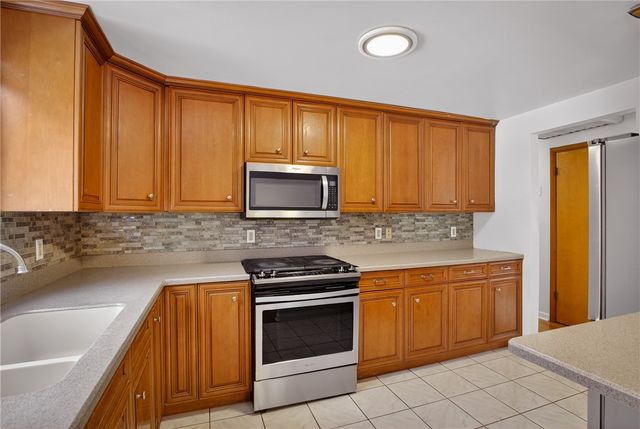 216 Manor Dr, Pleasant Hills, PA 15236