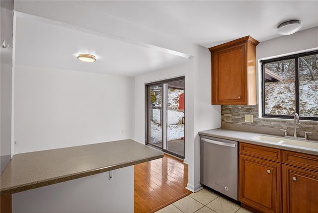 216 Manor Dr, Pleasant Hills, PA 15236