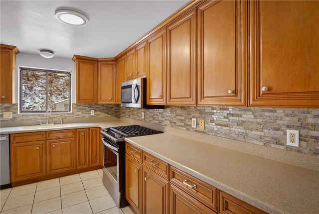 216 Manor Dr, Pleasant Hills, PA 15236