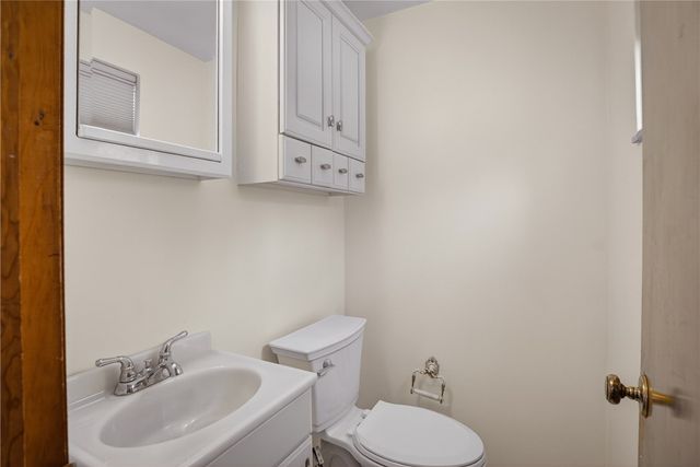 216 Manor Dr, Pleasant Hills, PA 15236