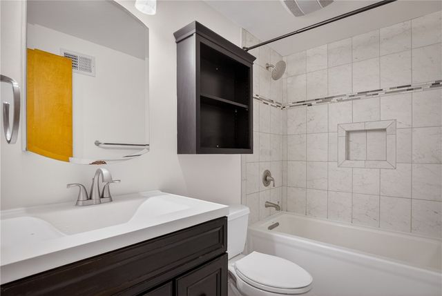 216 Manor Dr, Pleasant Hills, PA 15236