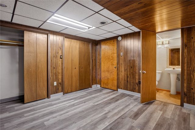 216 Manor Dr, Pleasant Hills, PA 15236