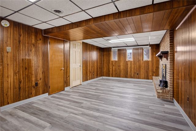 216 Manor Dr, Pleasant Hills, PA 15236