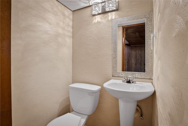 216 Manor Dr, Pleasant Hills, PA 15236