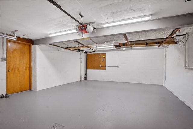 216 Manor Dr, Pleasant Hills, PA 15236