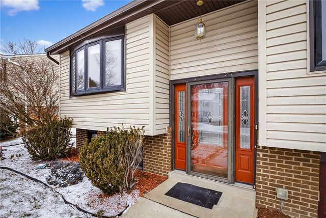 216 Manor Dr, Pleasant Hills, PA 15236