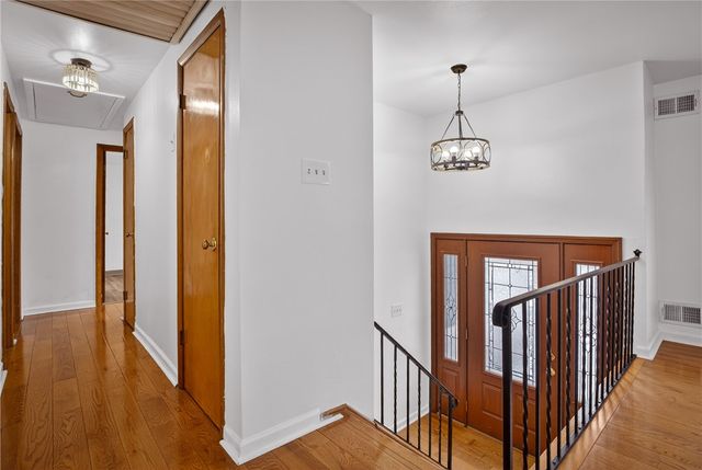 216 Manor Dr, Pleasant Hills, PA 15236