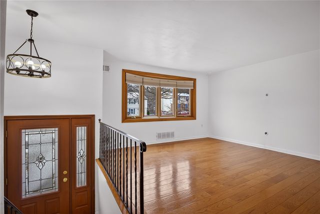 216 Manor Dr, Pleasant Hills, PA 15236