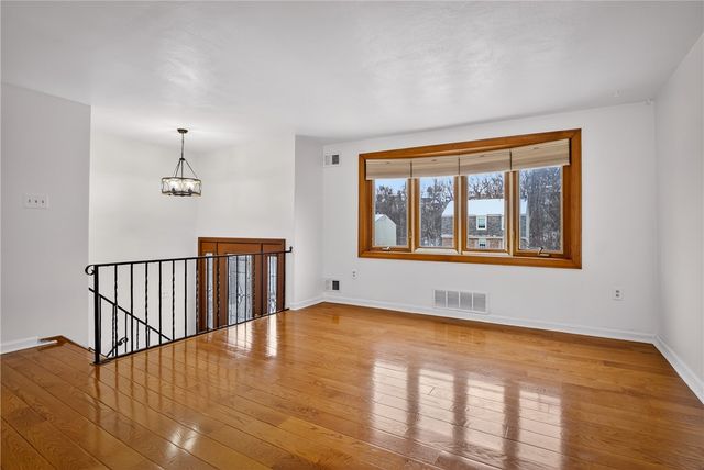 216 Manor Dr, Pleasant Hills, PA 15236