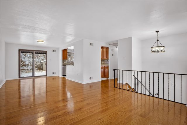 216 Manor Dr, Pleasant Hills, PA 15236