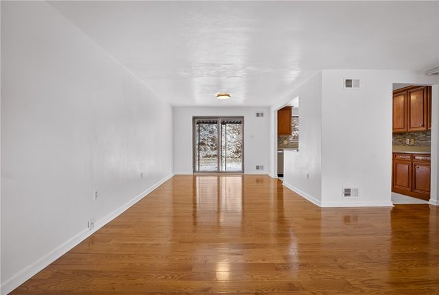 216 Manor Dr, Pleasant Hills, PA 15236