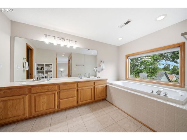 2718 Ne 92ND Cir, Vancouver, WA 98665