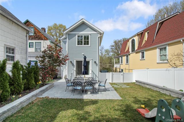 19 Charles Street, Port Washington, NY 11050