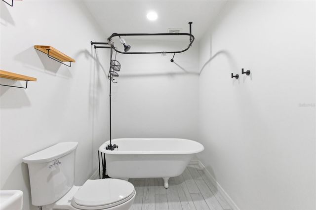 325 E PLYMOUTH AVENUE, Deland, FL 32724