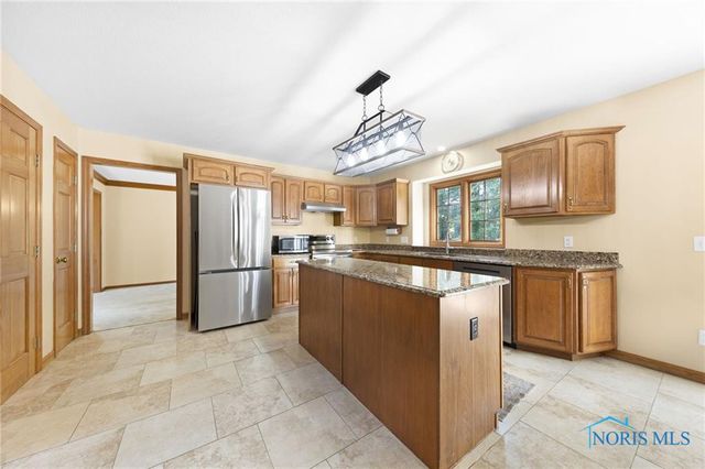 8733 Saint George Drive, Holland, OH 43528