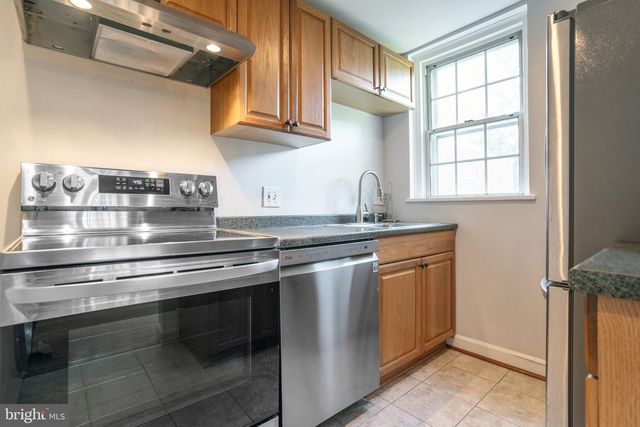 2925 S DINWIDDIE ST, Arlington, VA 22206