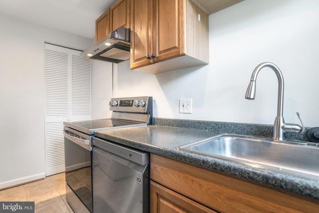 2925 S DINWIDDIE ST, Arlington, VA 22206