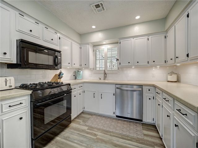 120 Seco Dr, Portland, TX 78374