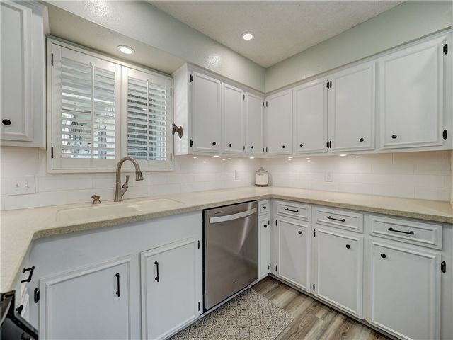 120 Seco Dr, Portland, TX 78374