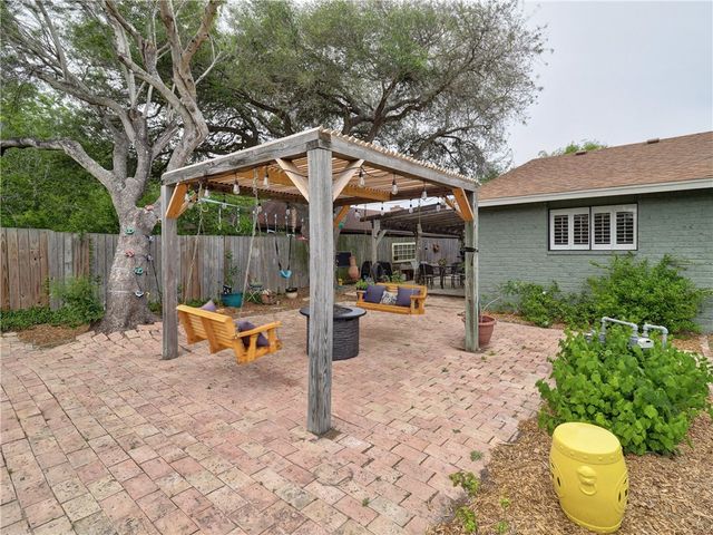 120 Seco Dr, Portland, TX 78374