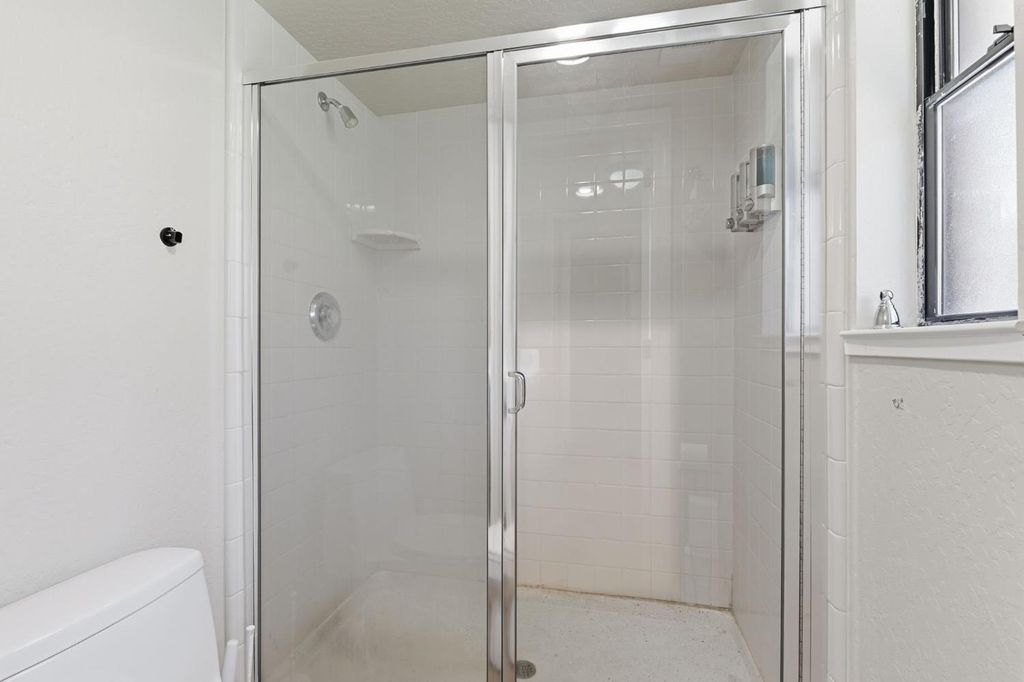 Image 10 of property listing at 38720 Highway 41, Oakhurst, CA 93644