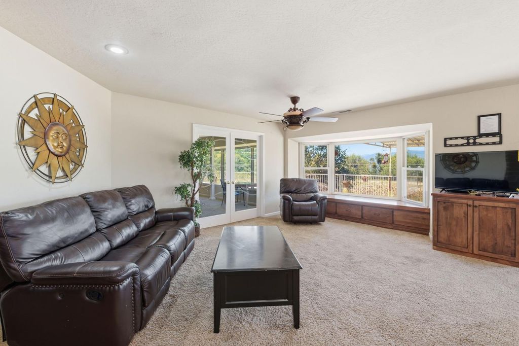 Image 16 of property listing at 38720 Highway 41, Oakhurst, CA 93644