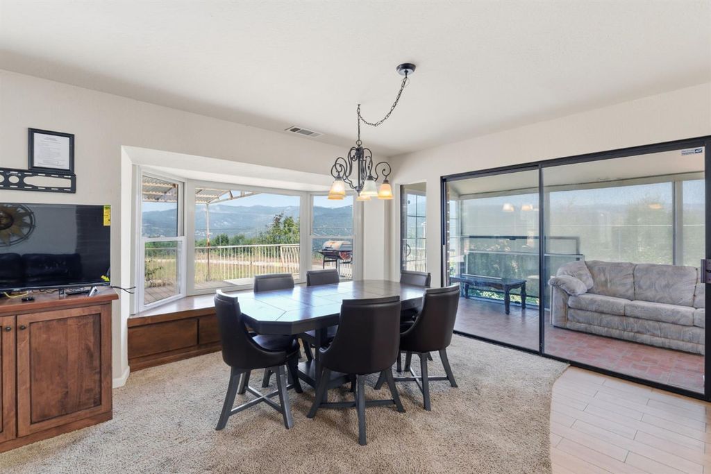 Image 17 of property listing at 38720 Highway 41, Oakhurst, CA 93644