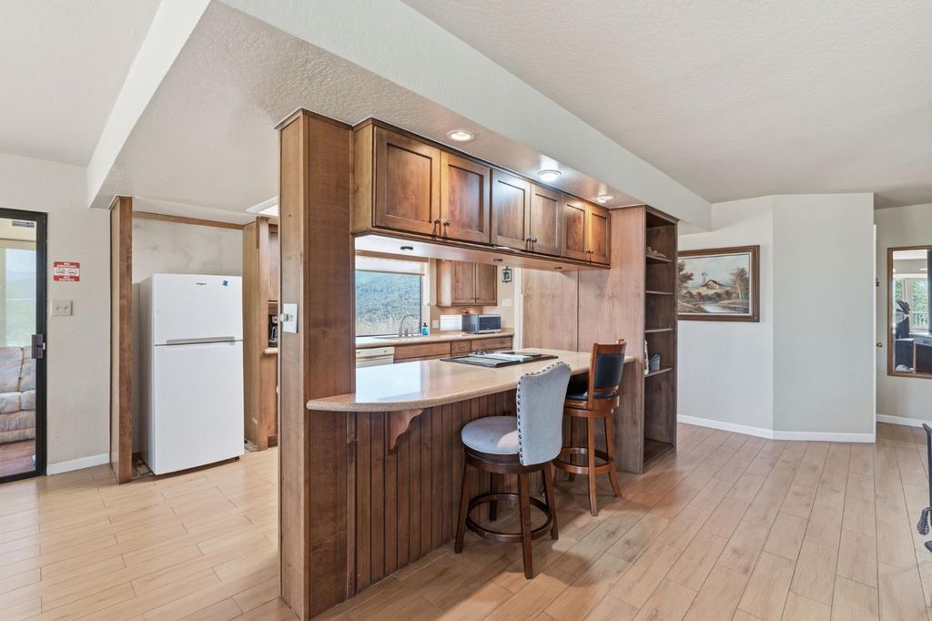 Image 19 of property listing at 38720 Highway 41, Oakhurst, CA 93644