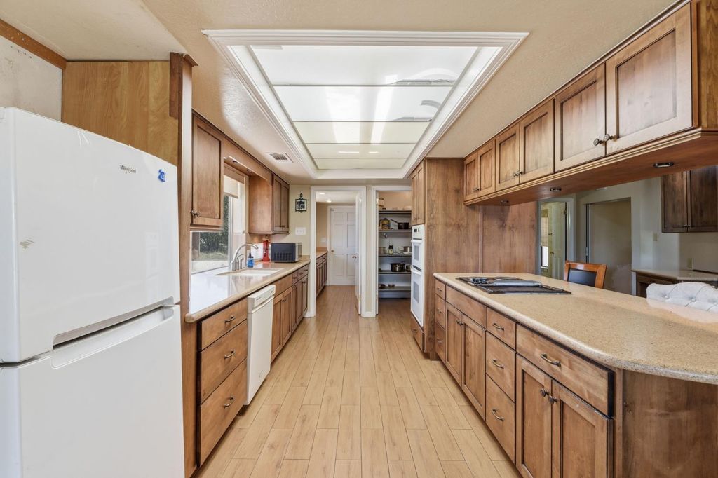 Image 21 of property listing at 38720 Highway 41, Oakhurst, CA 93644