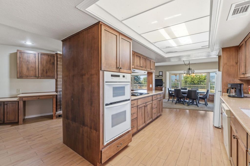 Image 23 of property listing at 38720 Highway 41, Oakhurst, CA 93644