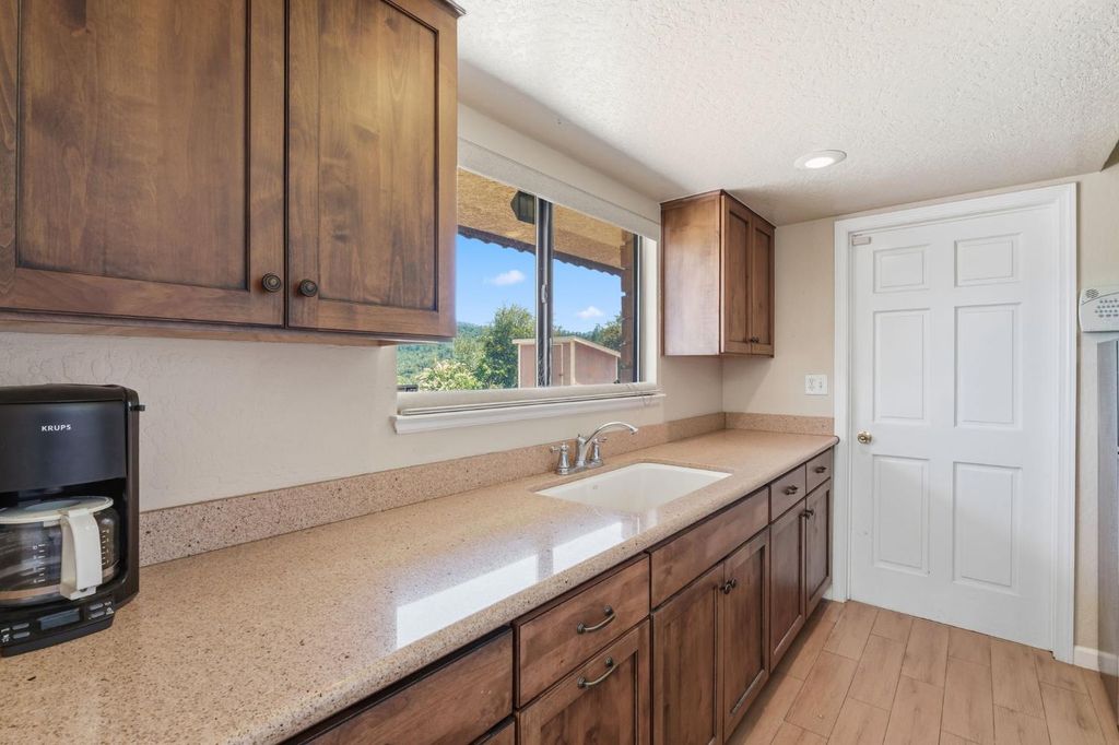 Image 24 of property listing at 38720 Highway 41, Oakhurst, CA 93644