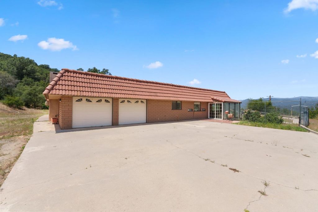 Image 31 of property listing at 38720 Highway 41, Oakhurst, CA 93644