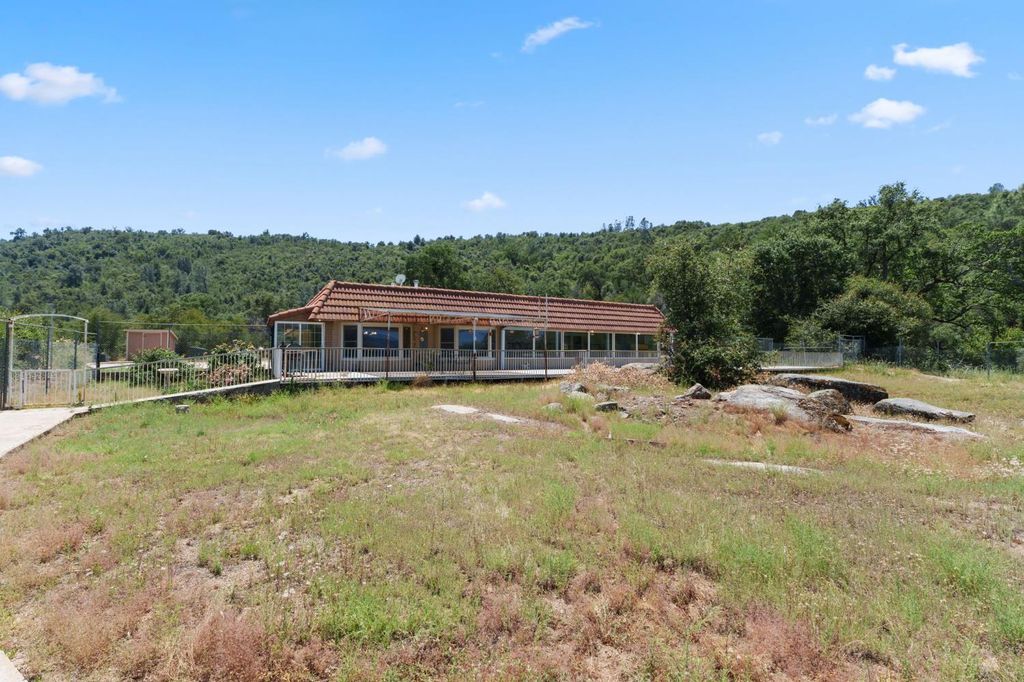 Image 39 of property listing at 38720 Highway 41, Oakhurst, CA 93644