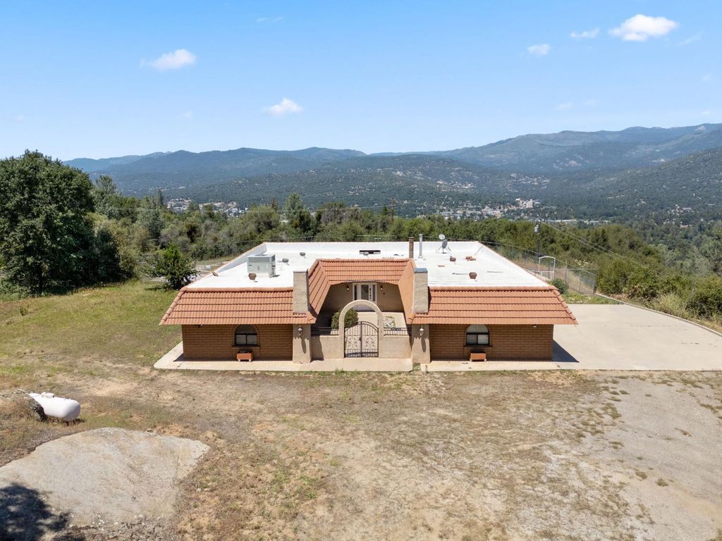 Image 41 of property listing at 38720 Highway 41, Oakhurst, CA 93644