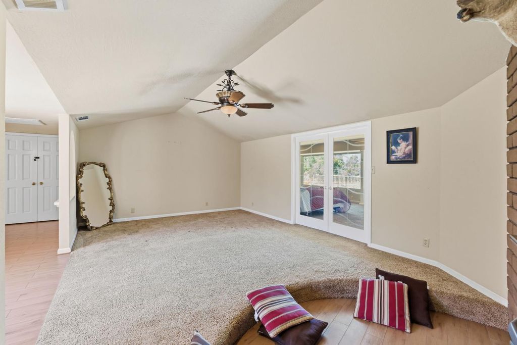 Image 5 of property listing at 38720 Highway 41, Oakhurst, CA 93644