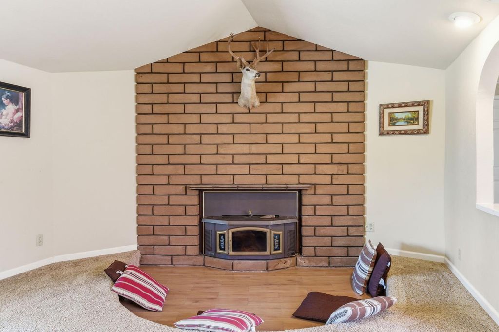 Image 6 of property listing at 38720 Highway 41, Oakhurst, CA 93644