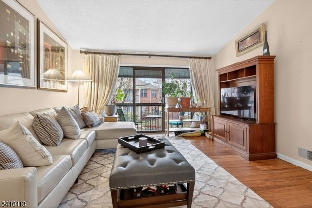 96 Crabapple Ln, Franklin Twp., NJ 08823